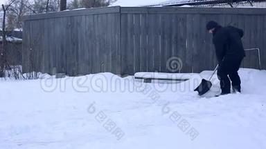 <strong>雪夜</strong>后工作.. 在一个寒冷的雪天早晨，一个拿着铲子把雪从院子里移走的人